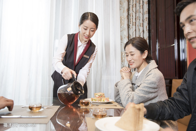 酒店服務員倒茶